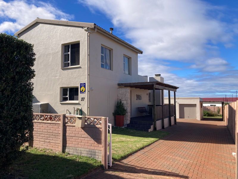 Spacious, Sunny & Beautifully Maintained - Photo 2