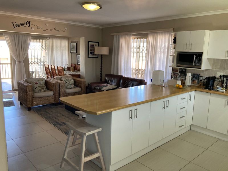 Spacious, Sunny & Beautifully Maintained - Photo 7