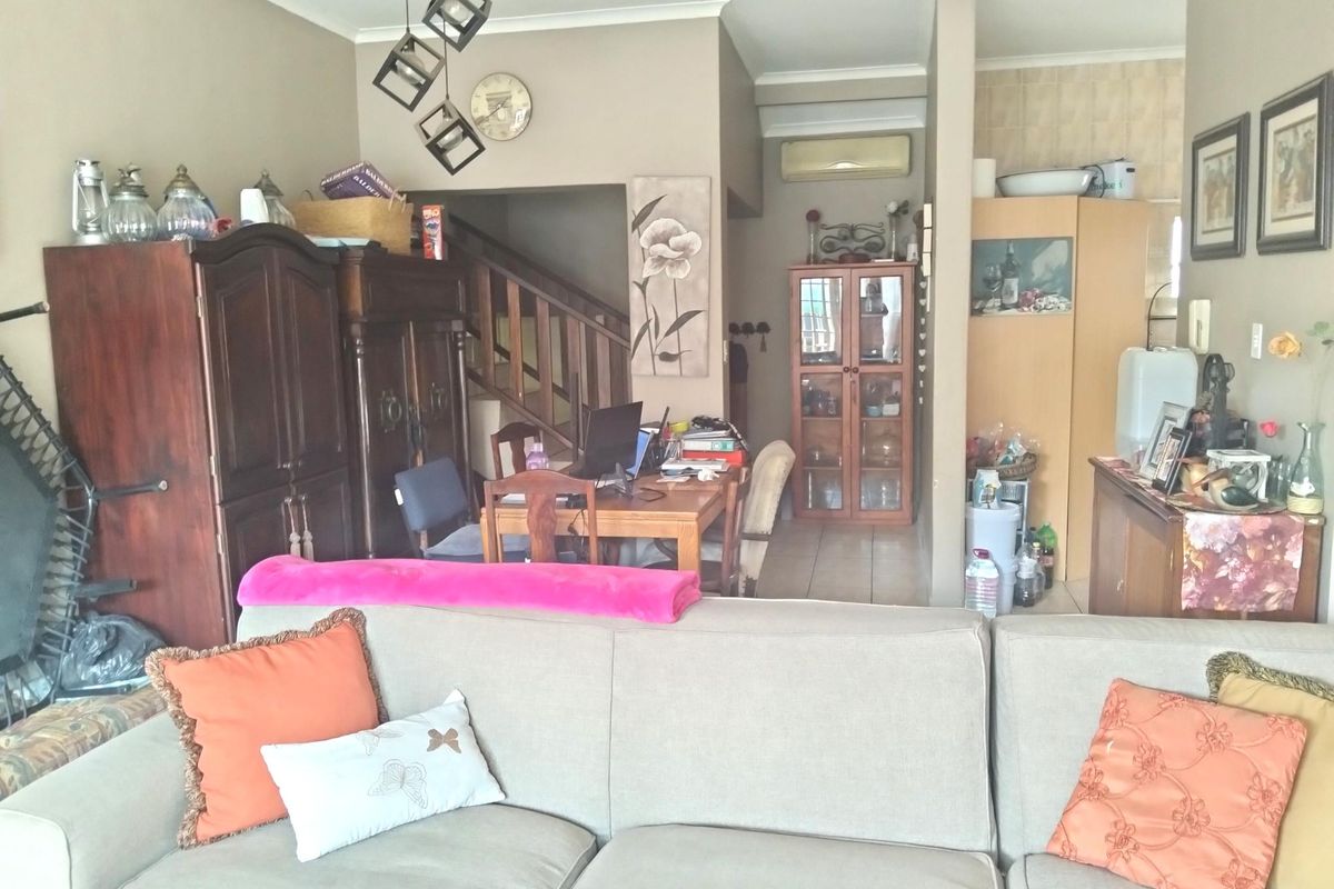Spacious duplex in small complex in Cul de sac. - Photo 3