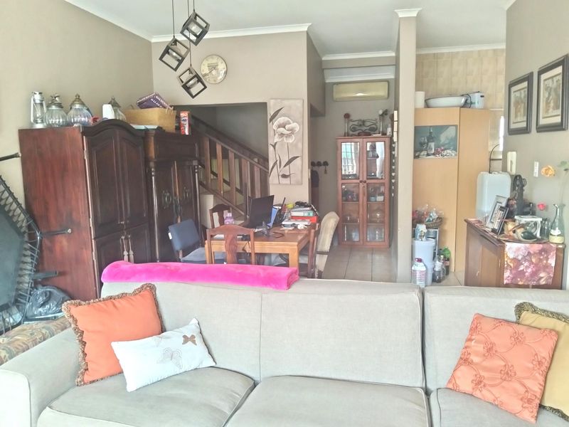 Spacious duplex in small complex in Cul de sac. - Photo 3