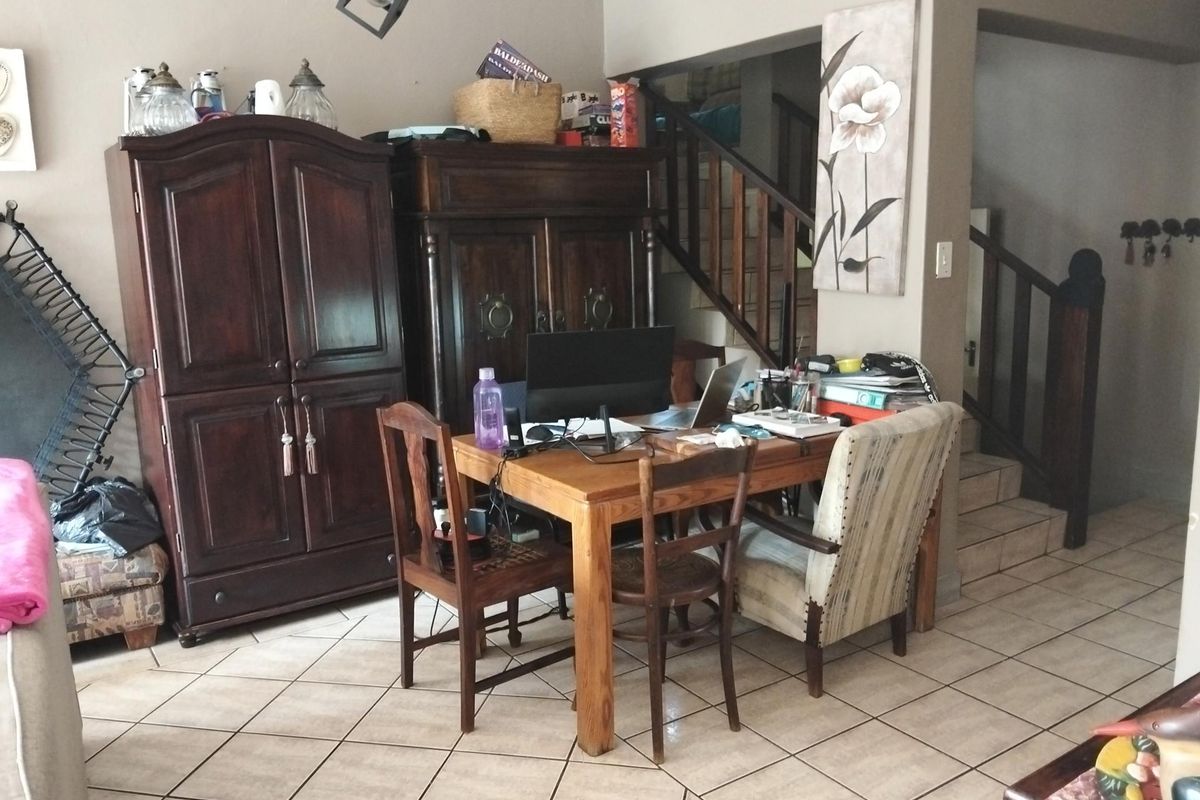 Spacious duplex in small complex in Cul de sac. - Photo 4