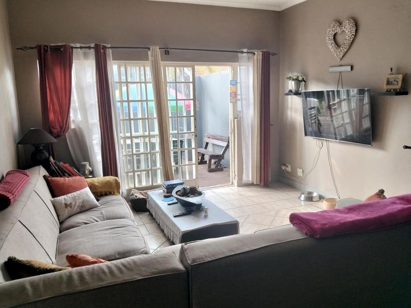 Spacious duplex in small complex in Cul de sac. - Photo 2