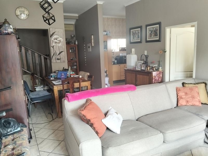 Spacious duplex in small complex in Cul de sac. - Photo 4