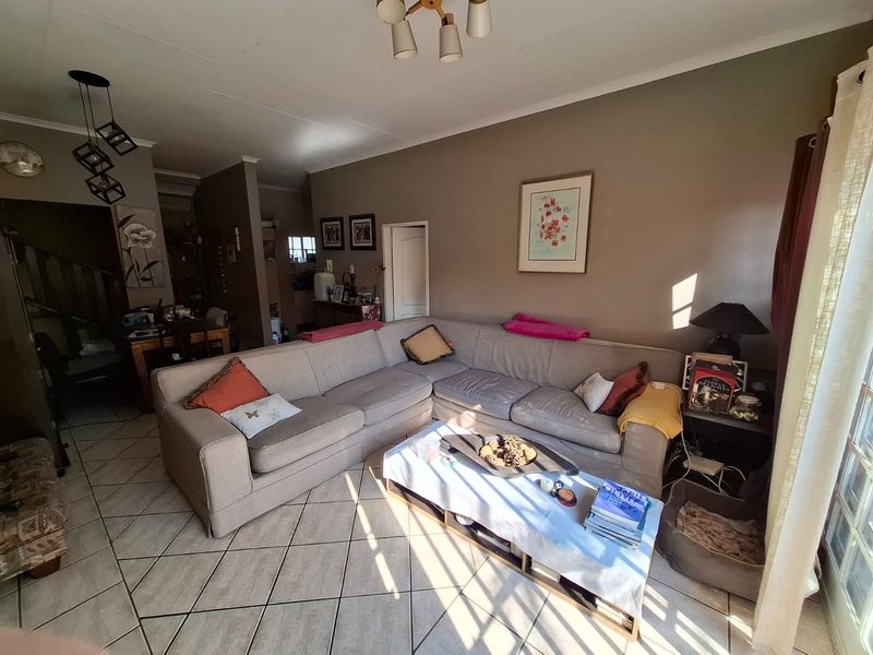 Spacious duplex in small complex in Cul de sac. - Photo 2