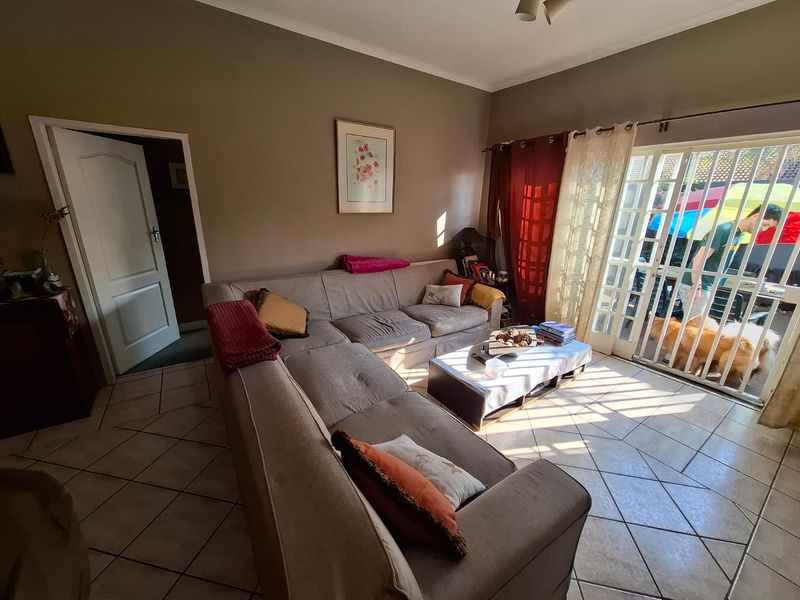 Spacious duplex in small complex in Cul de sac. - Photo 3