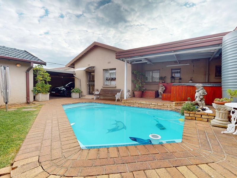 Starting to bid from R1,899,000! Non-Distressed Live Luxury Auction! - Photo 1