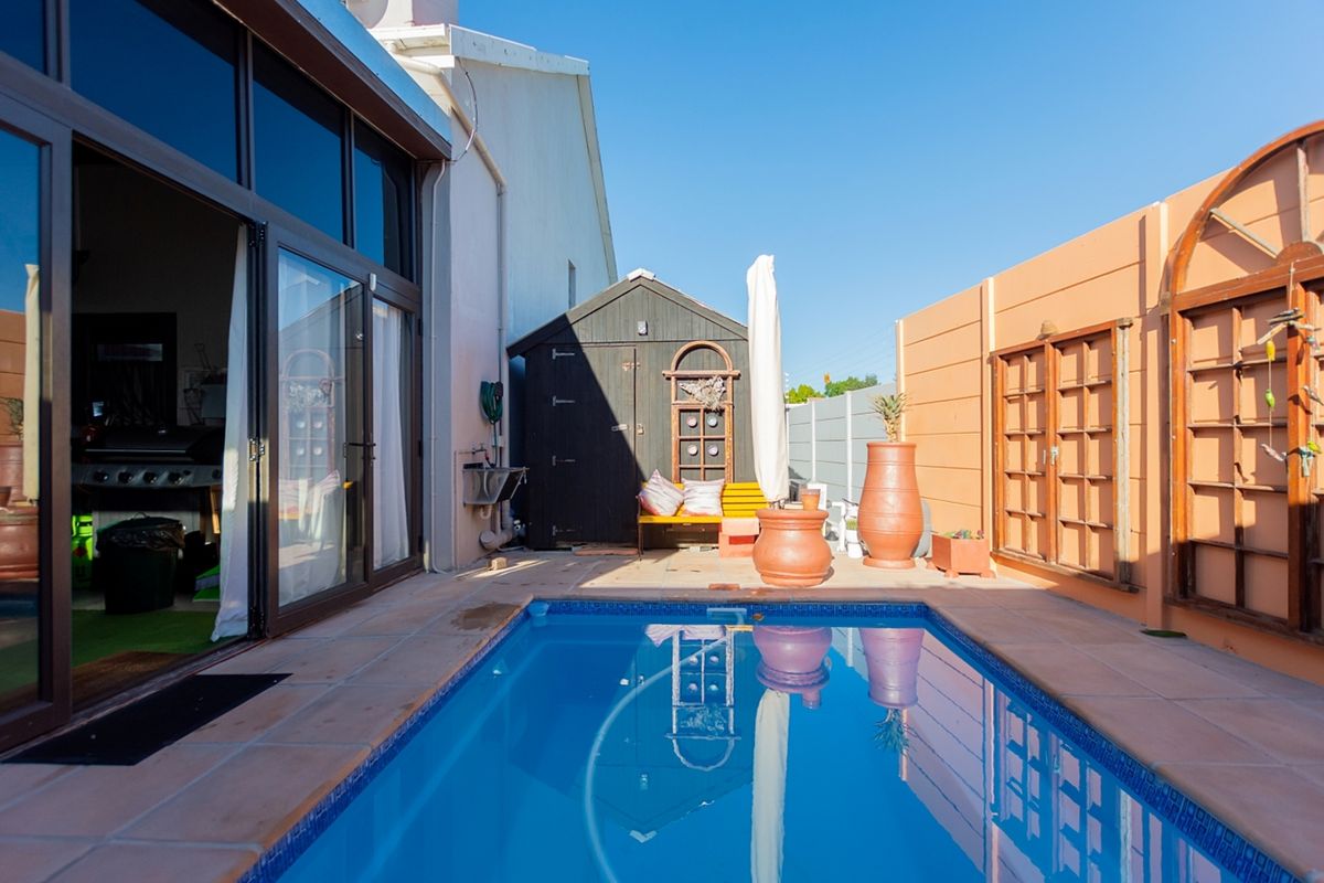 Beautiful Coastal Family Home with Flat - Photo 4