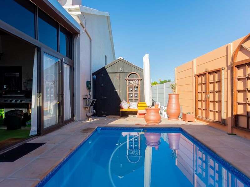 Beautiful Coastal Family Home with Flat - Photo 4