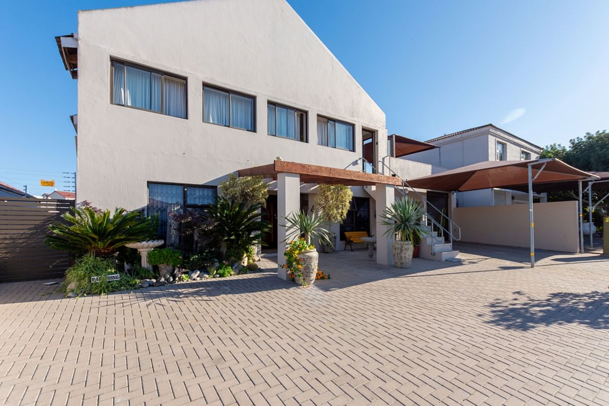 Beautiful Coastal Family Home with Flat - Photo 3