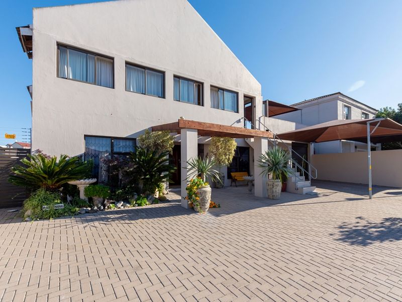 Beautiful Coastal Family Home with Flat - Photo 3