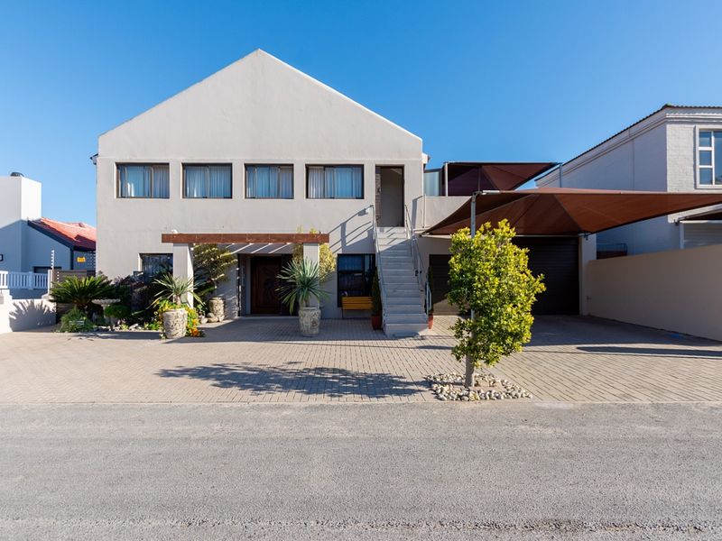 Beautiful Coastal Family Home with Flat - Photo 1