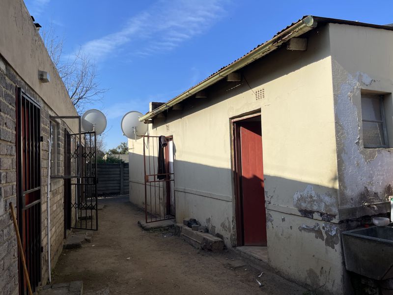 Investment Property with income Potential in Peacehaven, Vereeiging.. - Photo 8