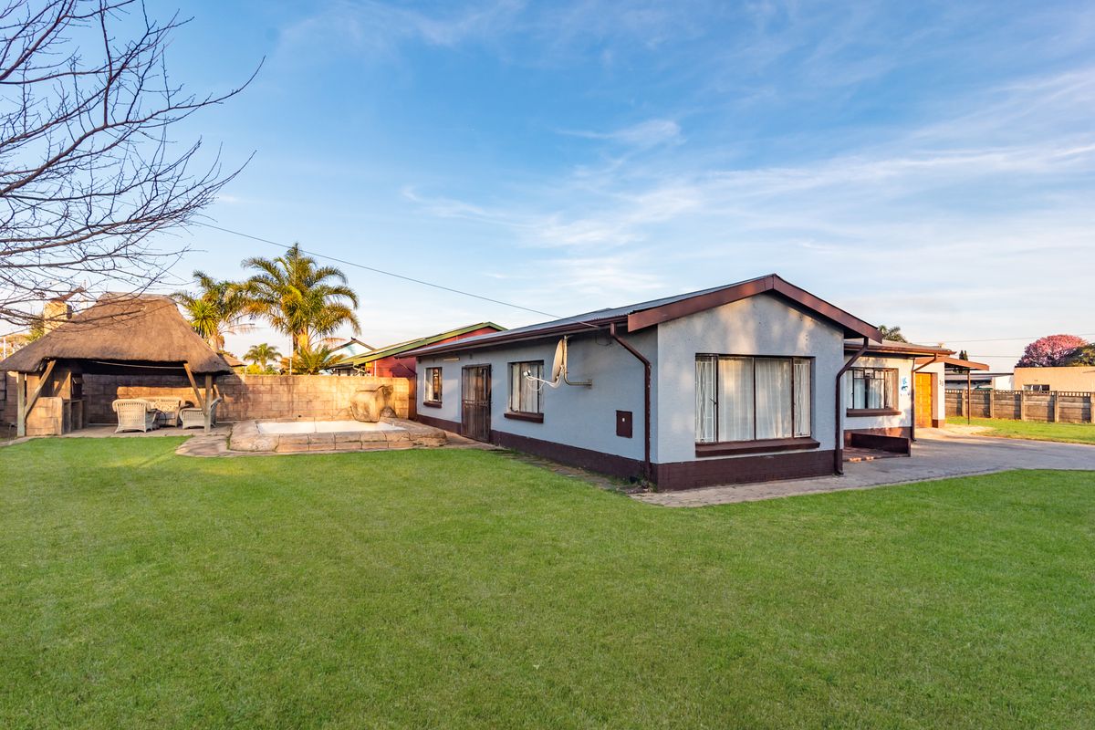 3 Bedroom Propety on a Corner Stand - Photo 4
