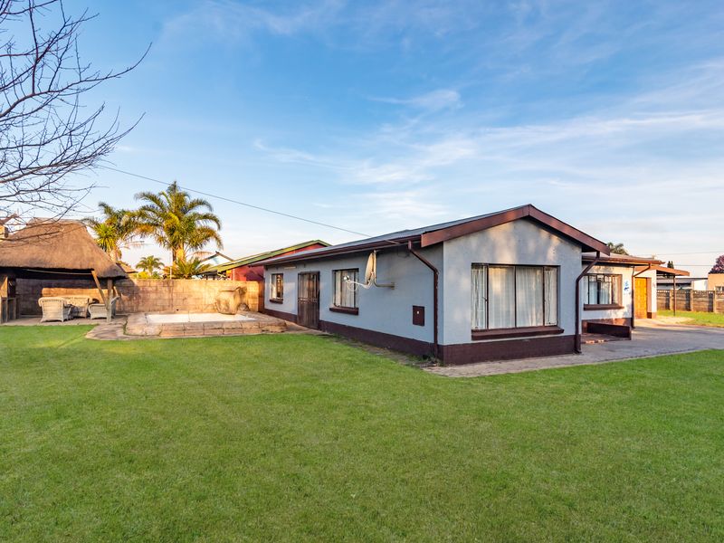 3 Bedroom Propety on a Corner Stand - Photo 4