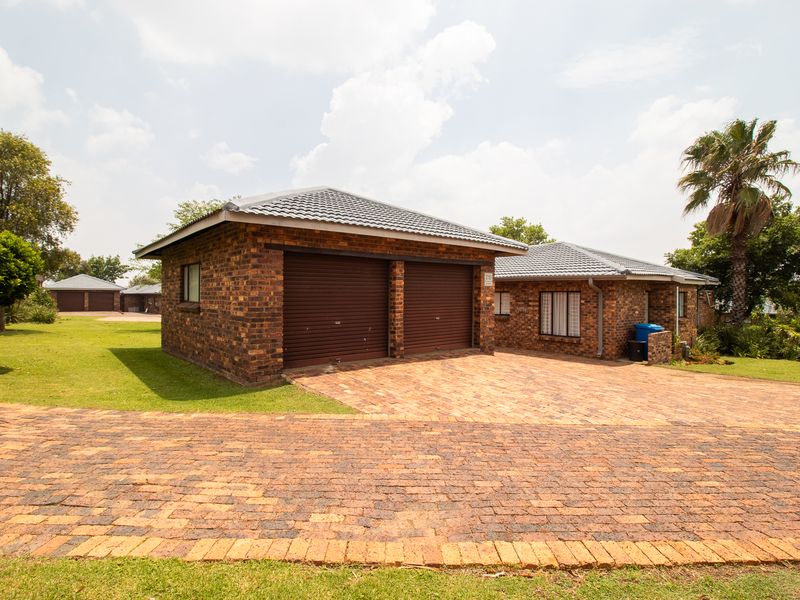 Welcome to Marina Letata, one of the most sought-after estates on the banks of the Vaal Dam. - Photo 3