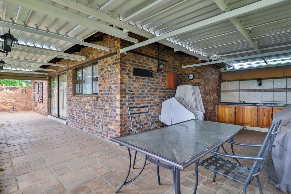 Welcome to Marina Letata, one of the most sought-after estates on the banks of the Vaal Dam. - Photo 5