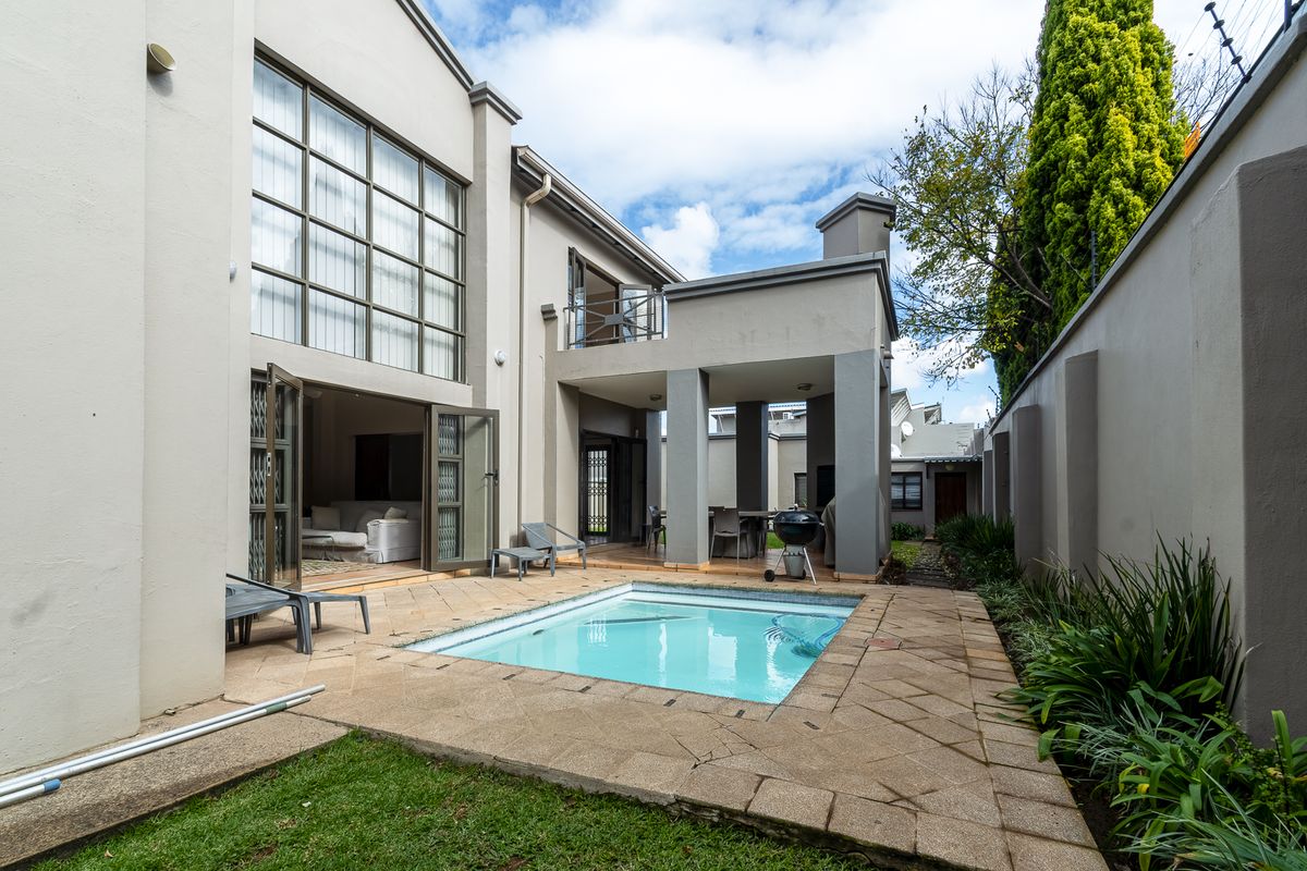 Sophisticated Living in a Security Estate - Photo 2