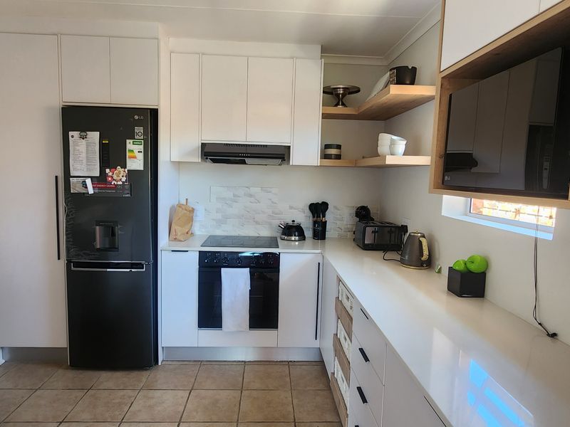 3-Bedroom Townhouse – Pool, Family-Friendly and Neat as a Pin! - Photo 5