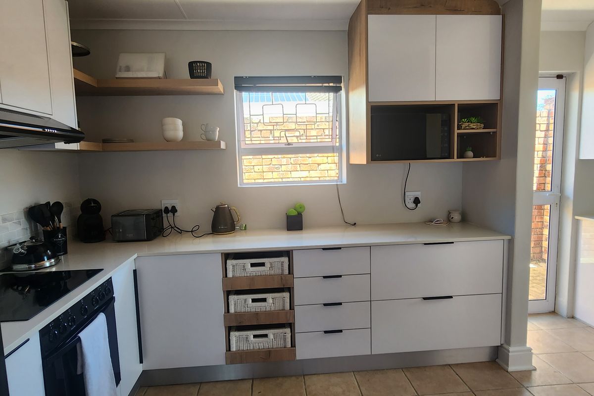 3-Bedroom Townhouse – Pool, Family-Friendly and Neat as a Pin! - Photo 4