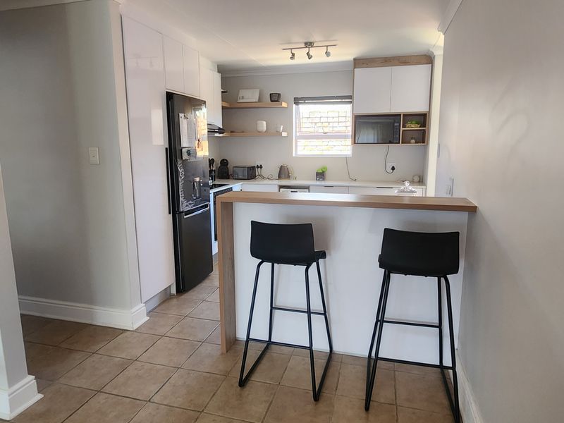 3-Bedroom Townhouse – Pool, Family-Friendly and Neat as a Pin! - Photo 3