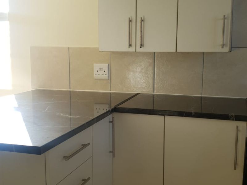 🏡 Well-Located 1-Bedroom Flat for Rent in Quigney - Photo 5