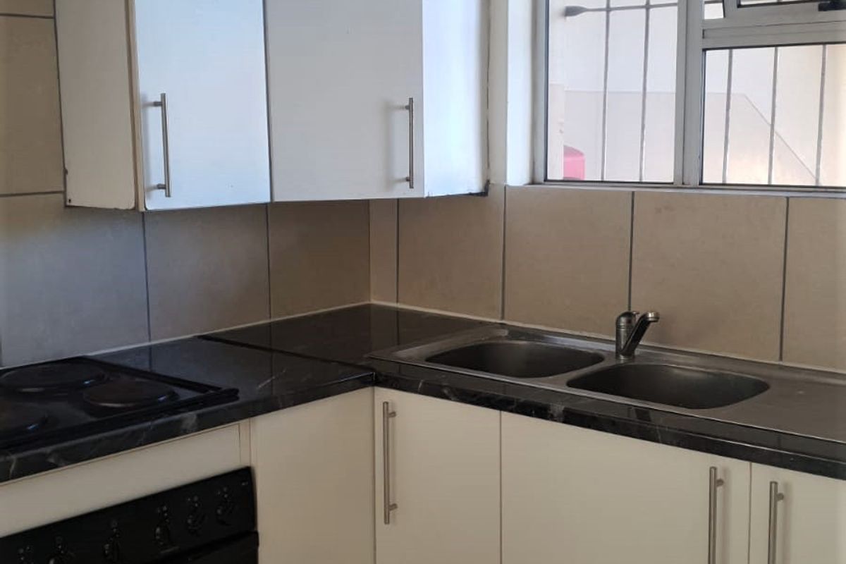 🏡 Well-Located 1-Bedroom Flat for Rent in Quigney - Photo 3