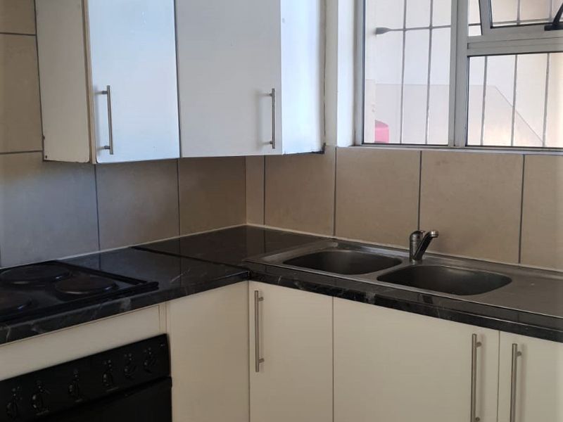 🏡 Well-Located 1-Bedroom Flat for Rent in Quigney - Photo 3