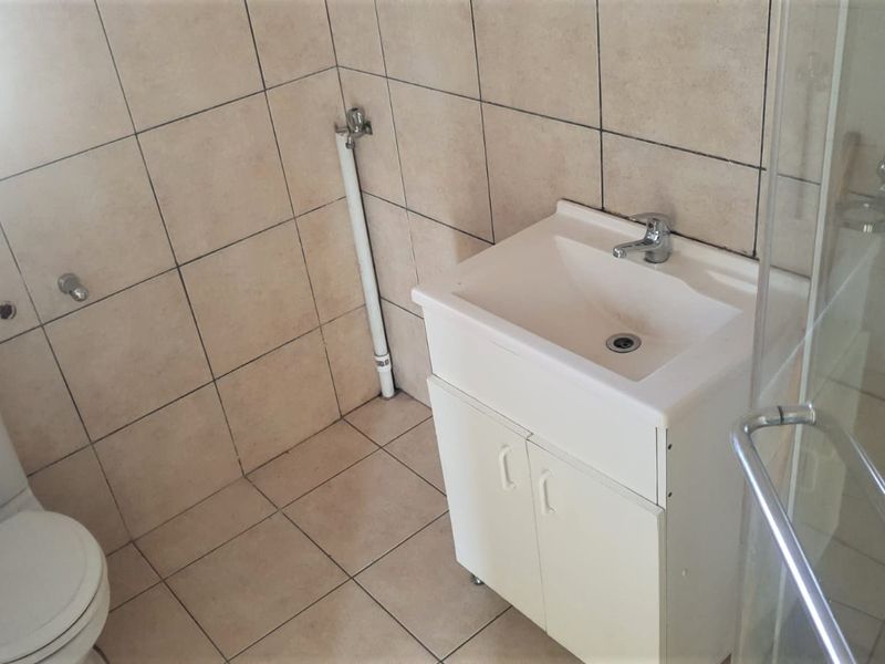🏡 Well-Located 1-Bedroom Flat for Rent in Quigney - Photo 10