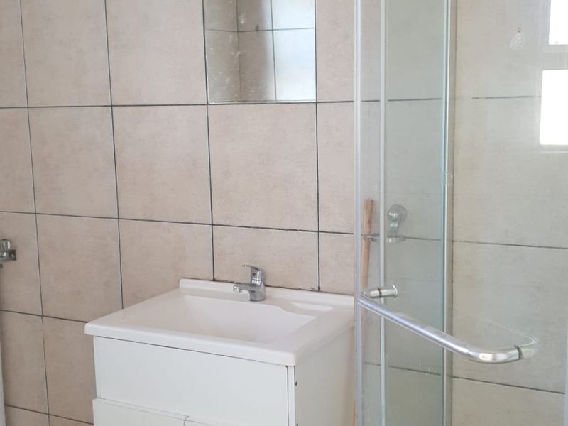 🏡 Well-Located 1-Bedroom Flat for Rent in Quigney - Photo 9
