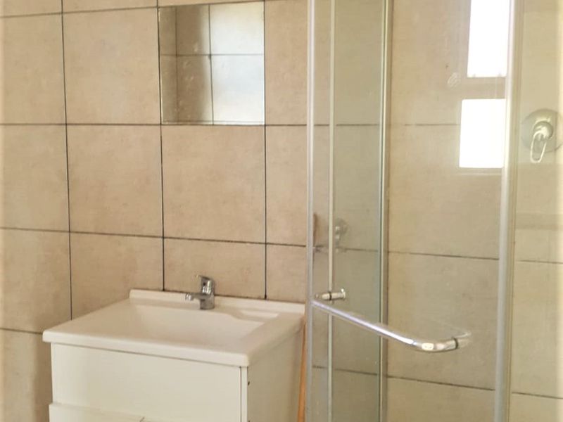 🏡 Well-Located 1-Bedroom Flat for Rent in Quigney - Photo 8