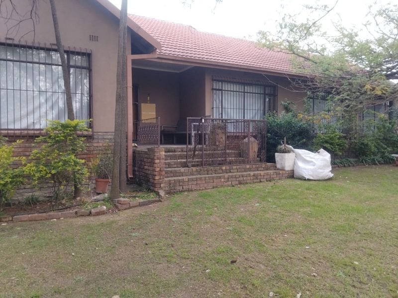 Corner House For Sale - Photo 3