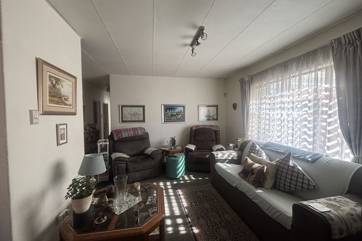 Full Title Home in Secure complex - Exclusive Sole Agent - Photo 4