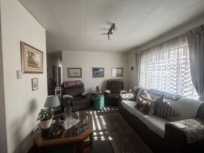 Full Title Home in Secure complex - Exclusive Sole Agent - Photo 4