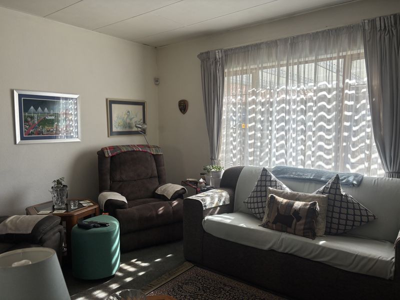 Full Title Home in Secure complex - Exclusive Sole Agent - Photo 5