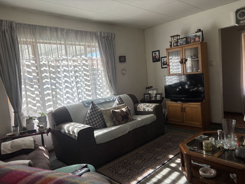 Full Title Home in Secure complex - Exclusive Sole Agent - Photo 6
