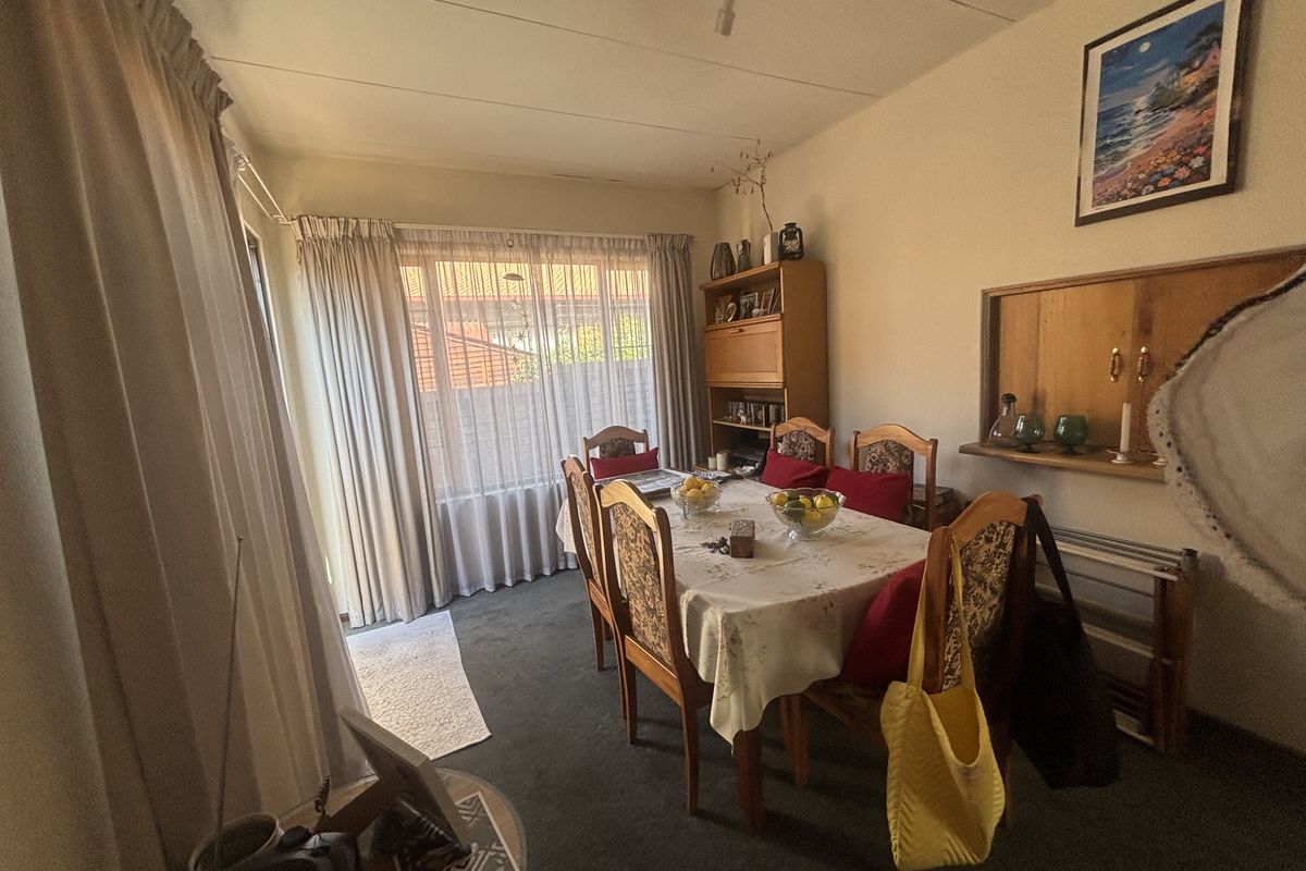 Full Title Home in Secure complex - Exclusive Sole Agent - Photo 3