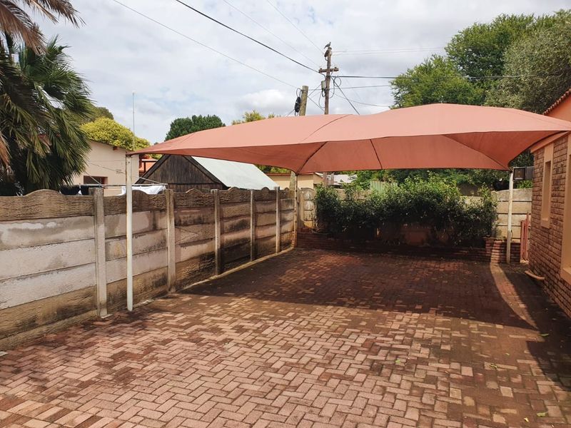 3 Bedroom Townhouse with Private Garden and No Levies - Photo 2