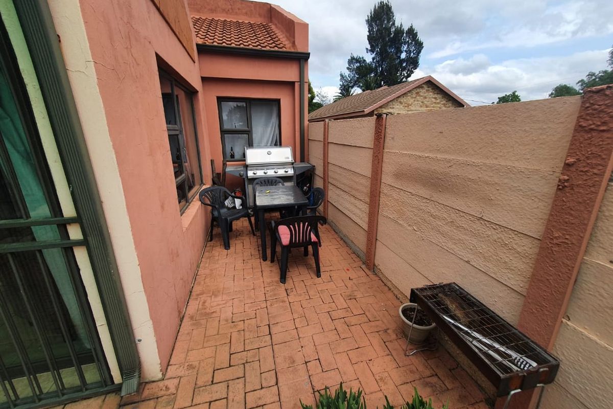 3 Bedroom Townhouse with Private Garden and No Levies - Photo 5