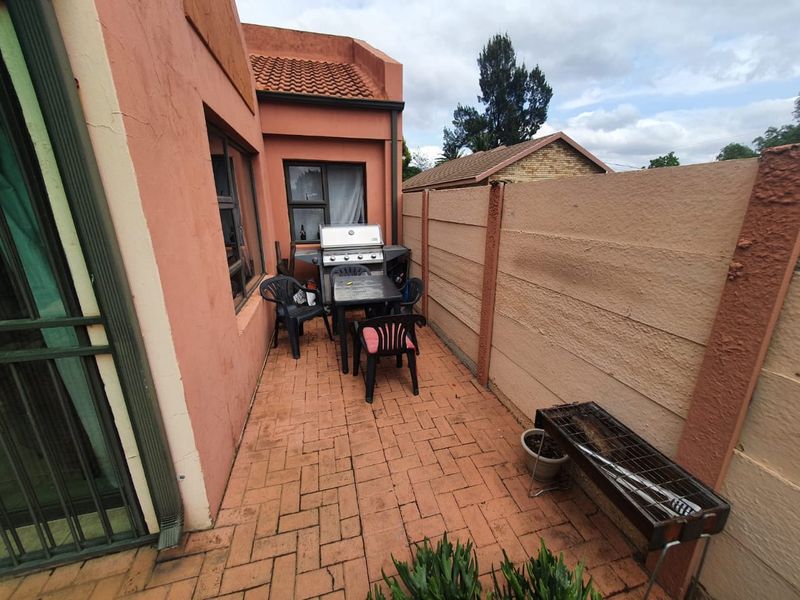 3 Bedroom Townhouse with Private Garden and No Levies - Photo 5