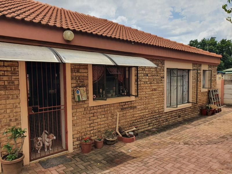 3 Bedroom Townhouse with Private Garden and No Levies - Photo 1