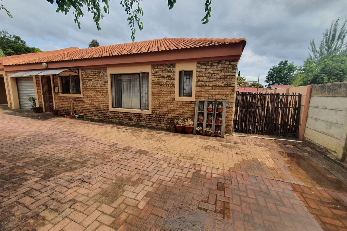 3 Bedroom Townhouse with Private Garden and No Levies - Photo 3