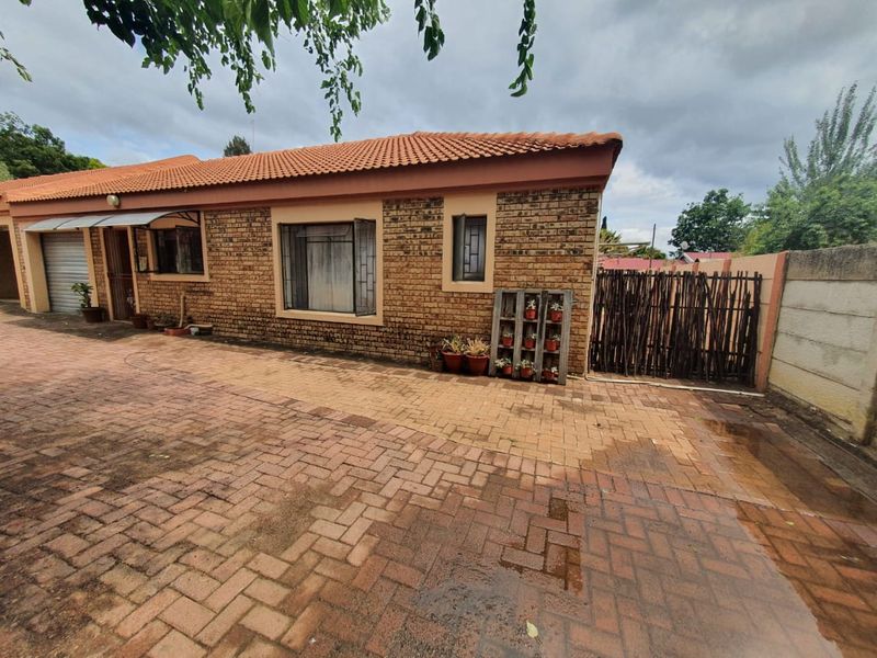 3 Bedroom Townhouse with Private Garden and No Levies - Photo 3