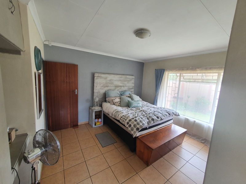 3 Bedroom Townhouse with Private Garden and No Levies - Photo 9