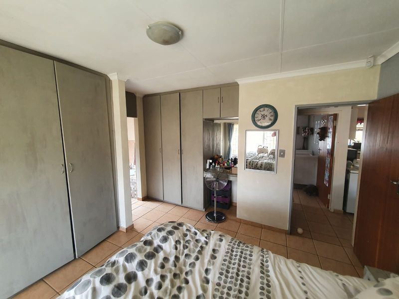 3 Bedroom Townhouse with Private Garden and No Levies - Photo 8