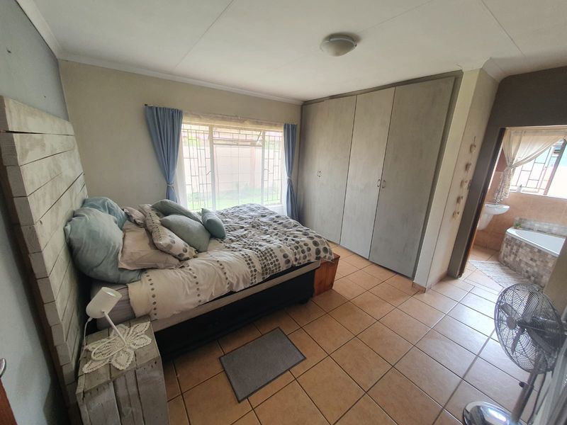 3 Bedroom Townhouse with Private Garden and No Levies - Photo 7