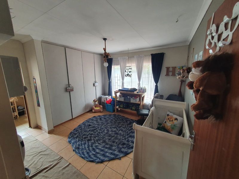 3 Bedroom Townhouse with Private Garden and No Levies - Photo 6