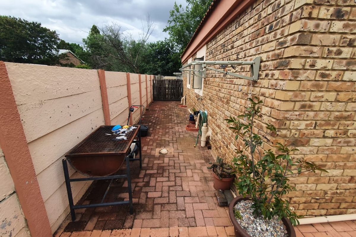 3 Bedroom Townhouse with Private Garden and No Levies - Photo 4