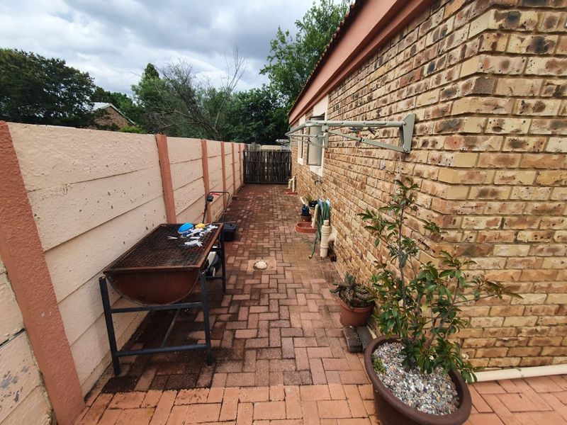 3 Bedroom Townhouse with Private Garden and No Levies - Photo 4