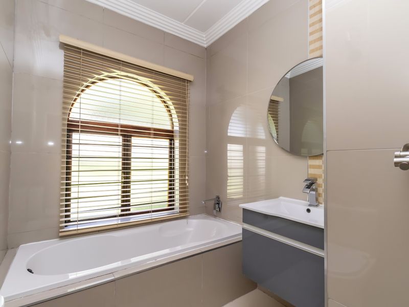 Luxurious 3 Bed Ground Floor apartment - Photo 9