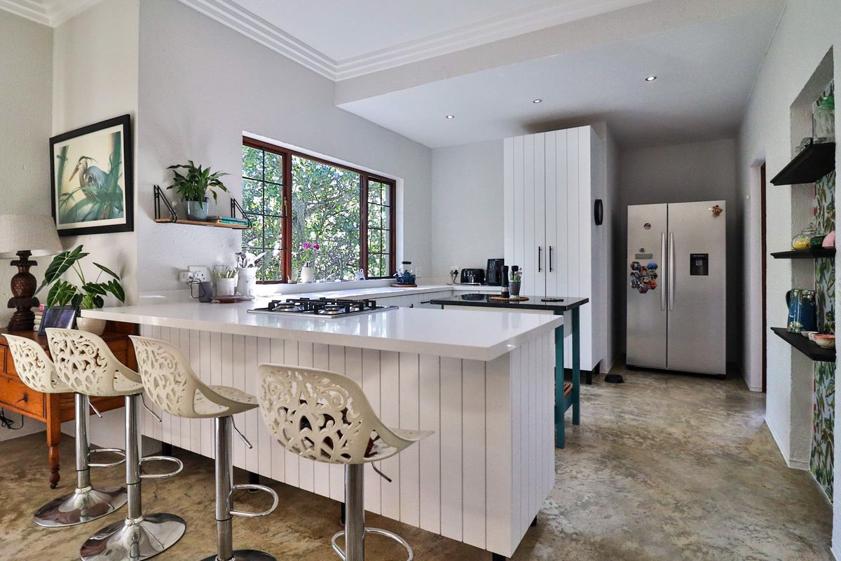 EMBRACE NATURE IN THIS BEAUTIFULLY RENOVATED ESTATE FAMILY HOME - Photo 2